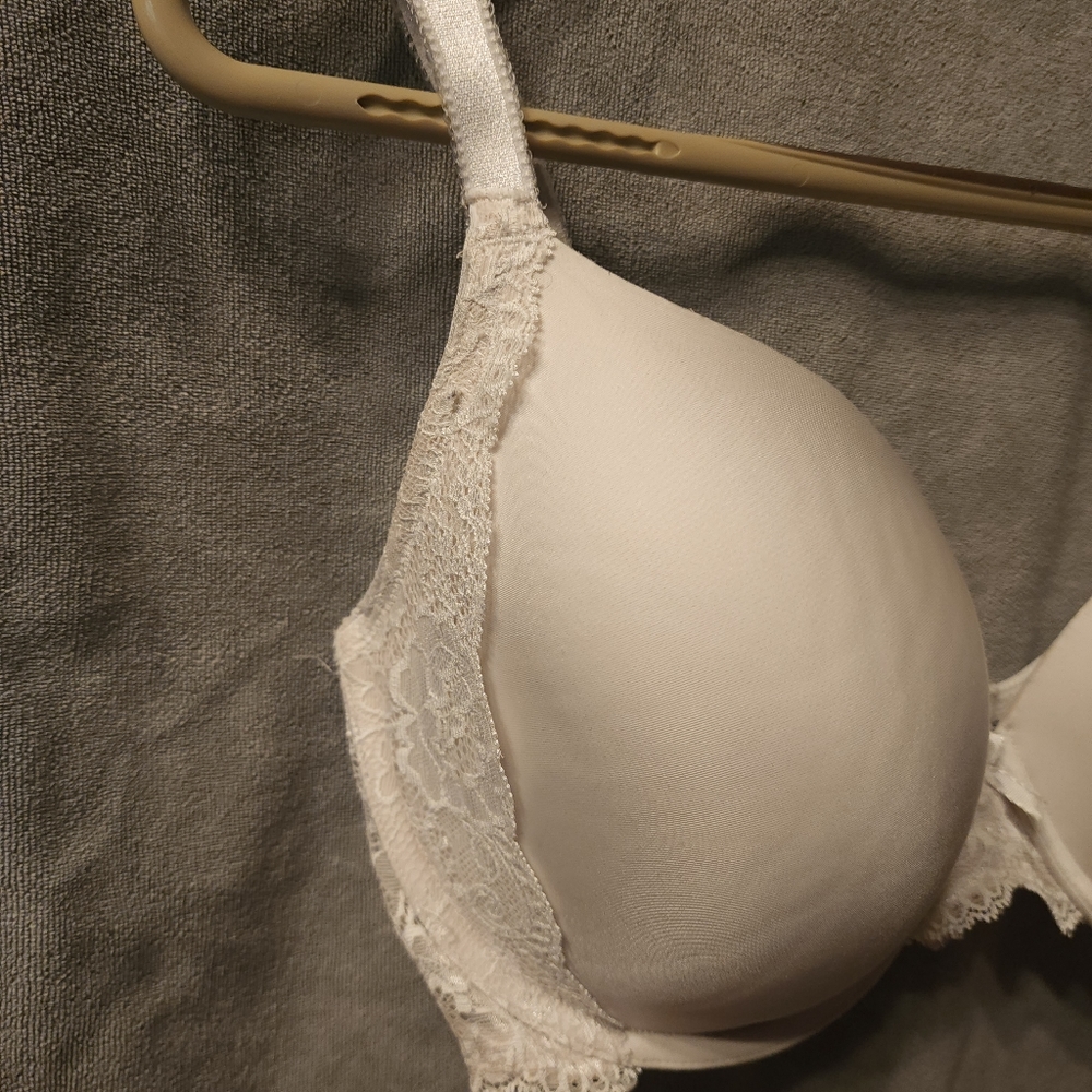 Victoria Secrets Bra - Picture 3 of 5
